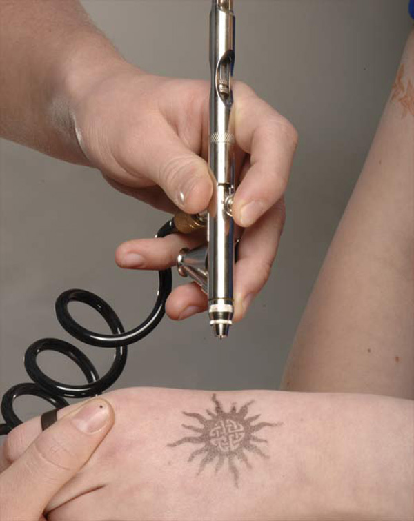 Tattoo Painting Profi Airbrush für Event mieten
